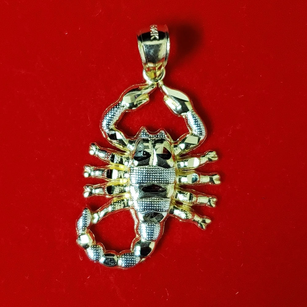 14kt Gold Scorpion Design Pendant Gem